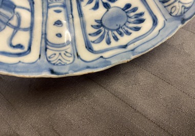 Een Chinese blauw-witte kraakporseleinen schotel en twee borden met eenden, Wanli